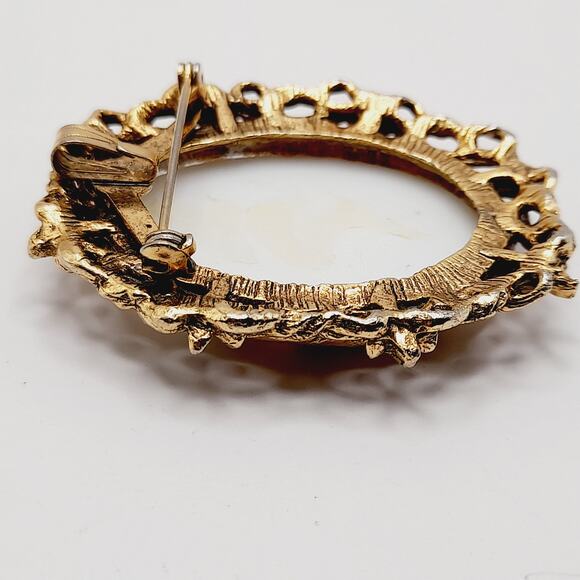 Vintage Porcelain Courting Couple Brooch Pendant Gold Tone Oval 1960s - Picture 5 of 7